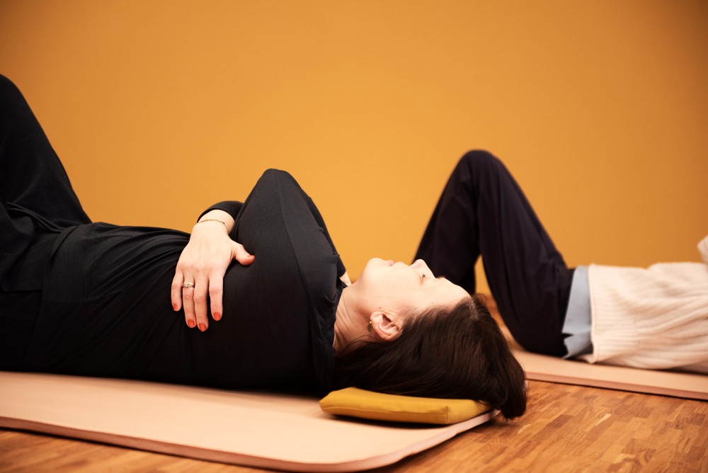 ATM Gruppenunterricht im Feldenkrais Studio Schlüsselfeld mit Xenia Brunk